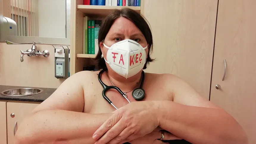 Ärzte protestieren nackt für mehr Schutzkleidung