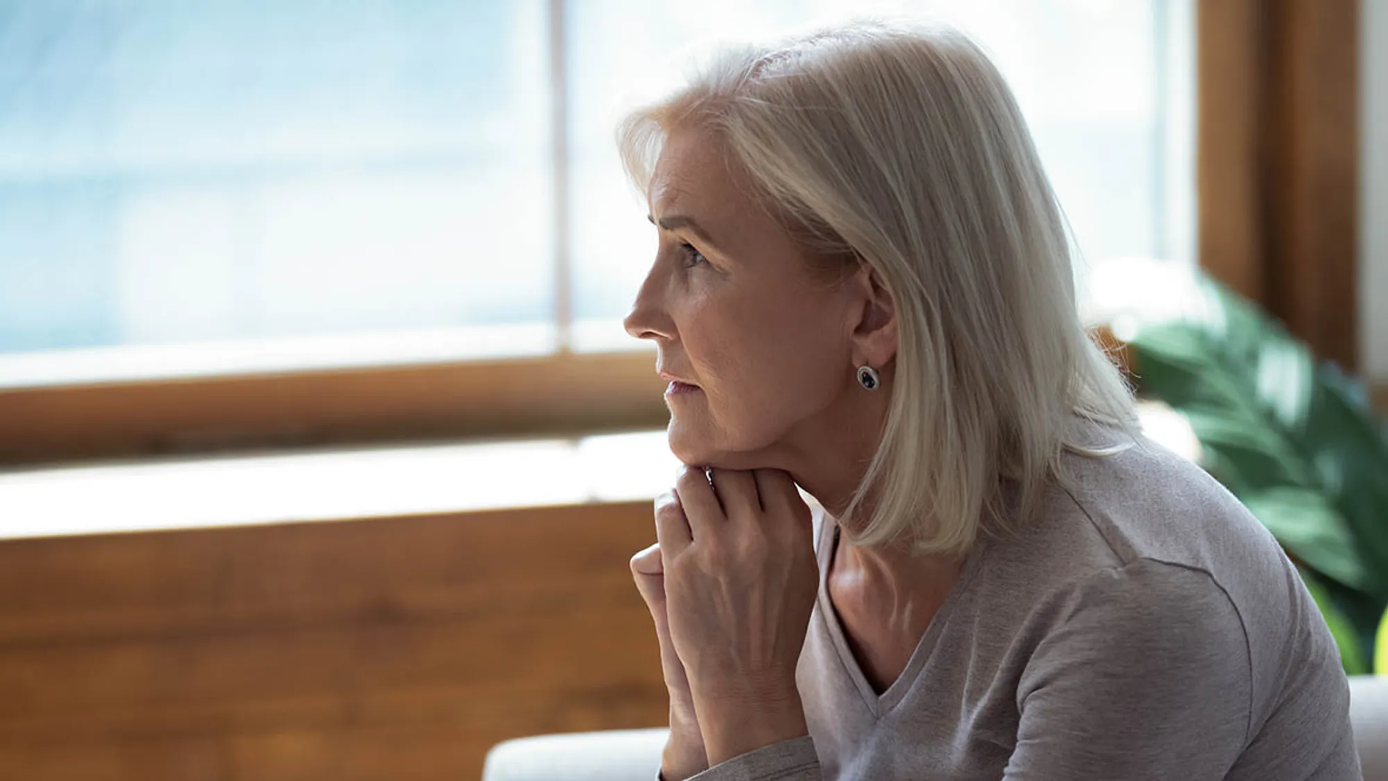 Alzheimer-Wechseljahre: Frau sitzt und denkt nacht