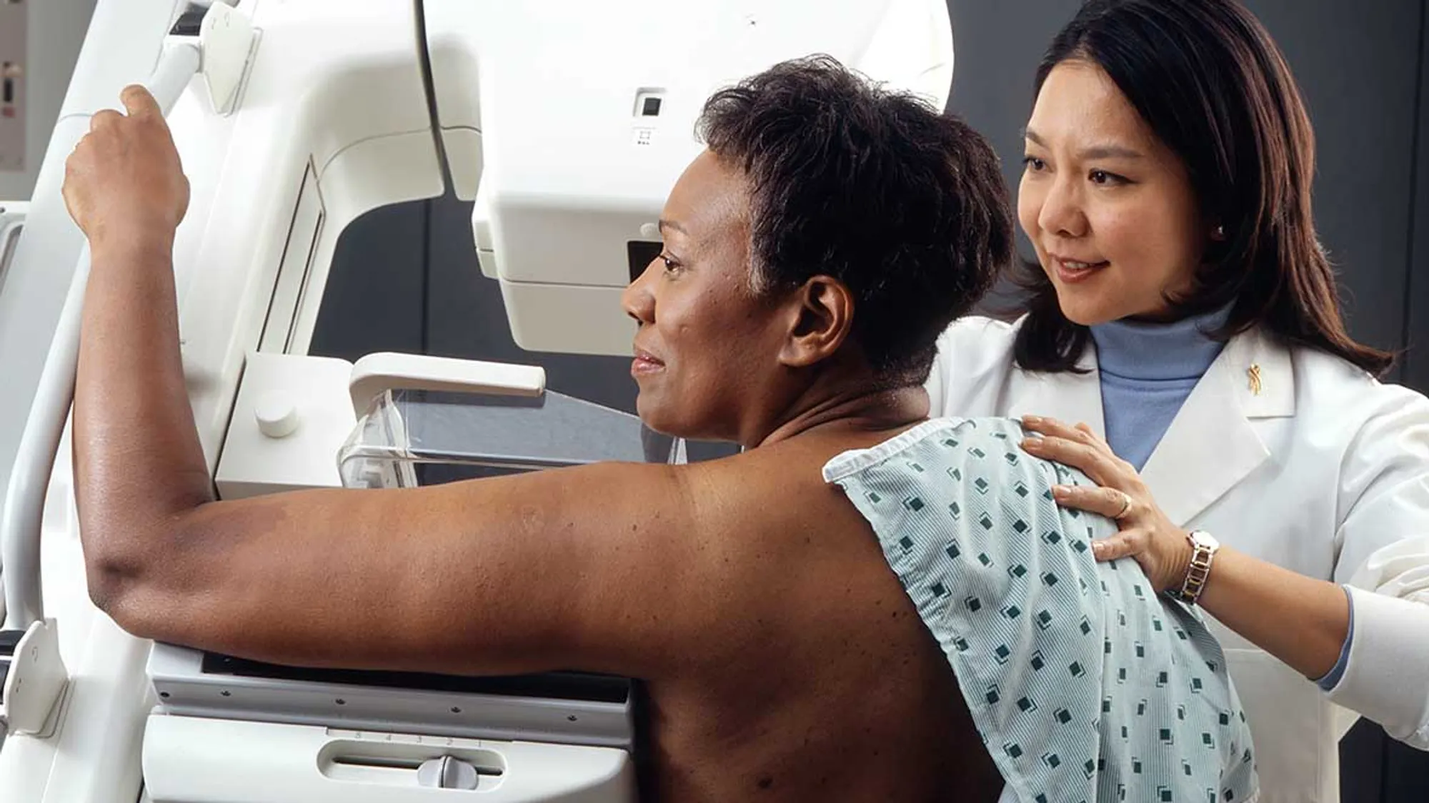 Frau bei einer Mammografie