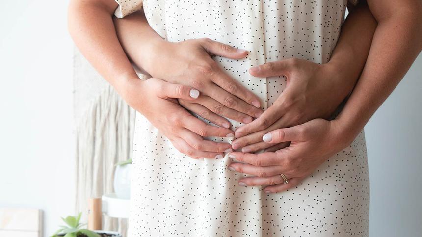 Scheinschwangerschaft: Bauch einer Frau