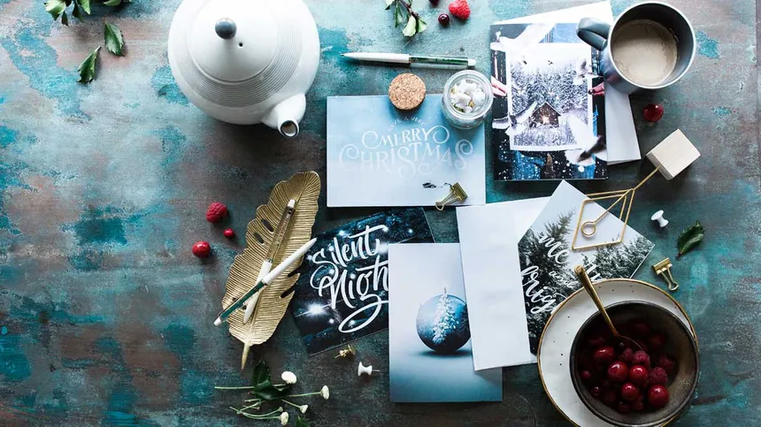 Verschiedene Weihnachtskarten liegen auf einem Tisch