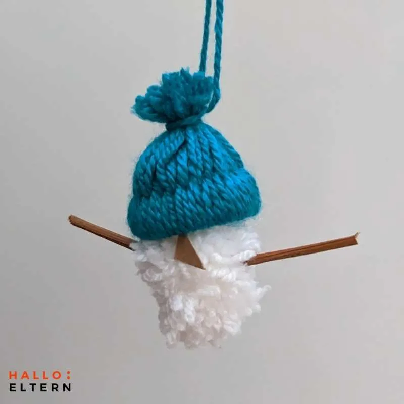 Mini-Schneemann aus Wolle als Baumanhänger basteln