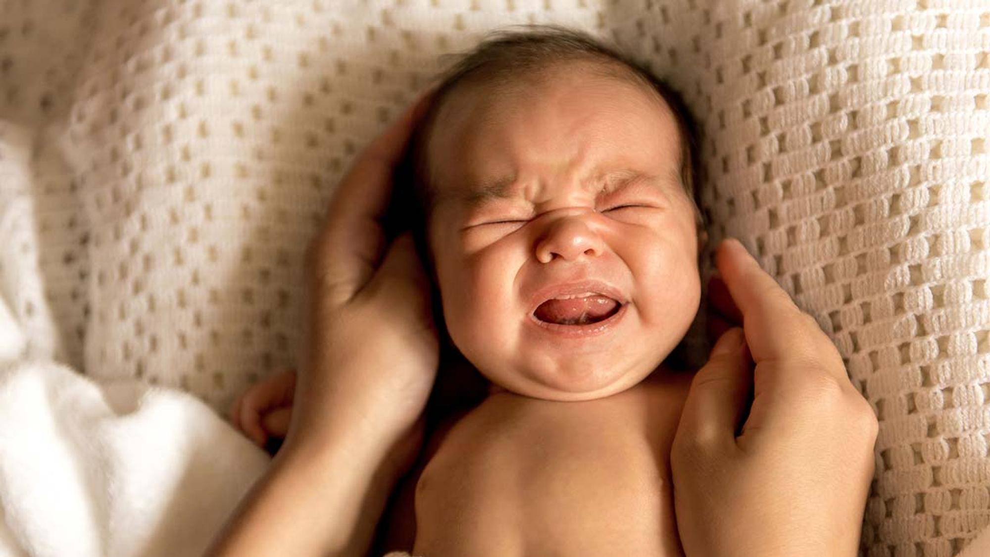 Во сне сильно кричать. Ребенок плачет. Новорожденный плачет. Крик младенца. Орущий младенец.