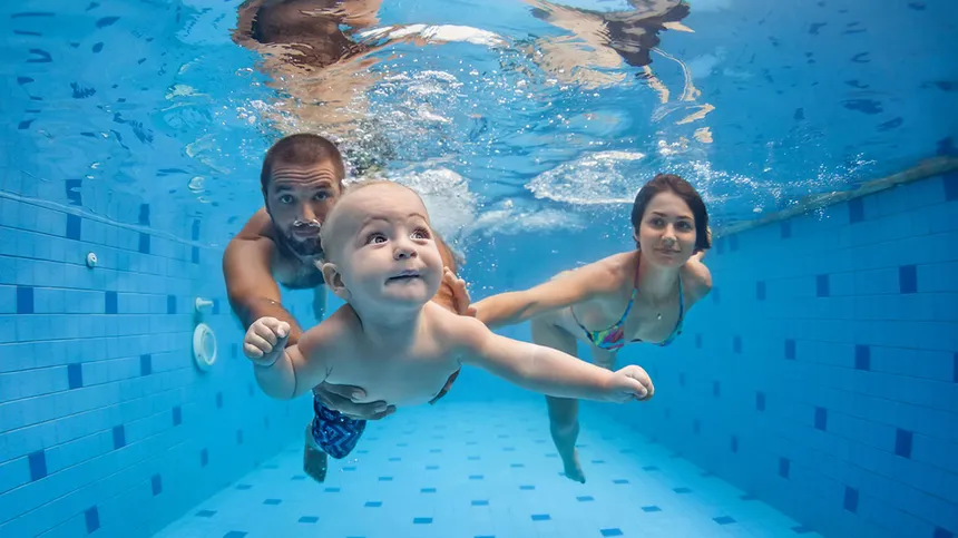 Ist Babyschwimmen sinvoll?