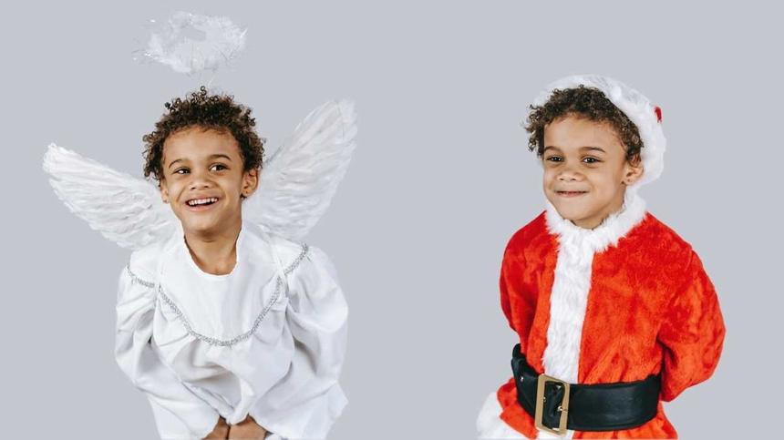 Kinder verkleidet als Christkinder oder Weihnachtsmann