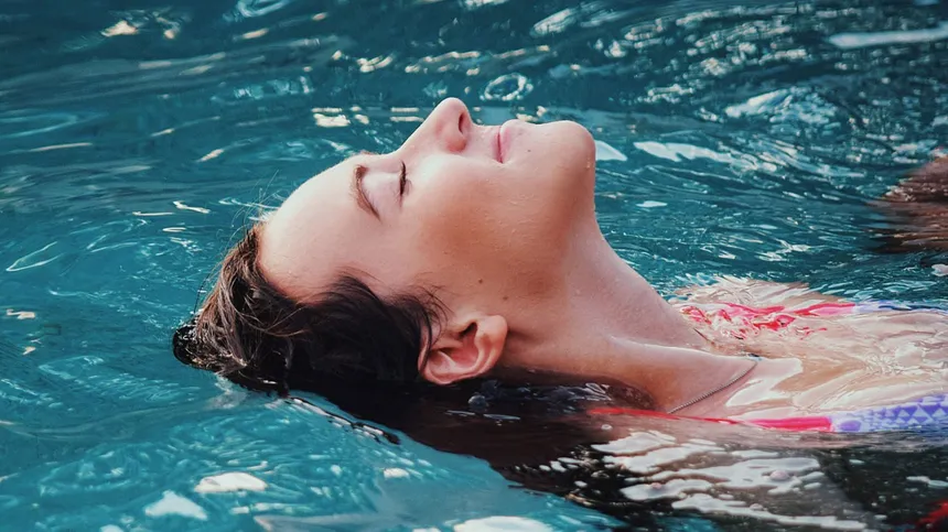 Junge Frau badet in Pool