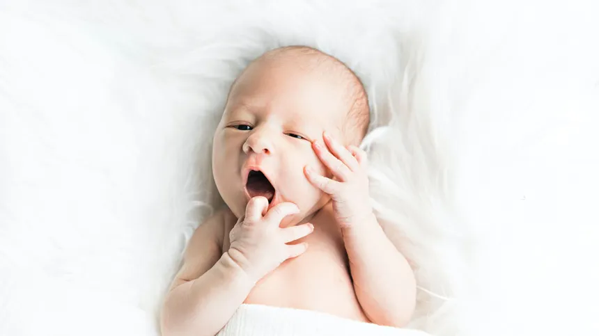 Müdigkeitsanzeichen: Baby gähnt