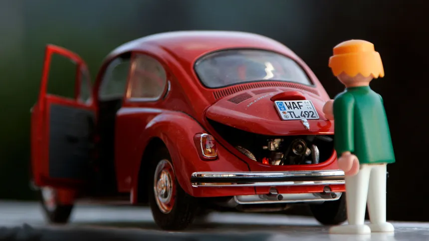 Playmobil Figur mit einem Spielzeug Auto