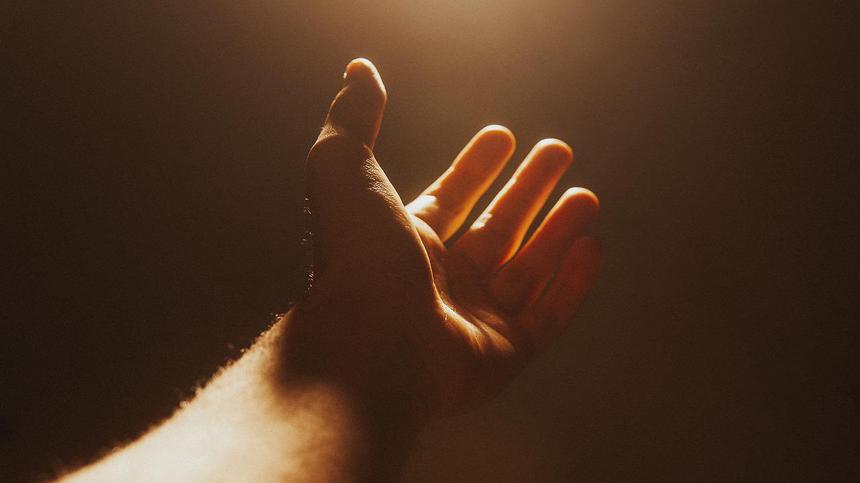 Linke Hand eines Linkshänders in der Sonne