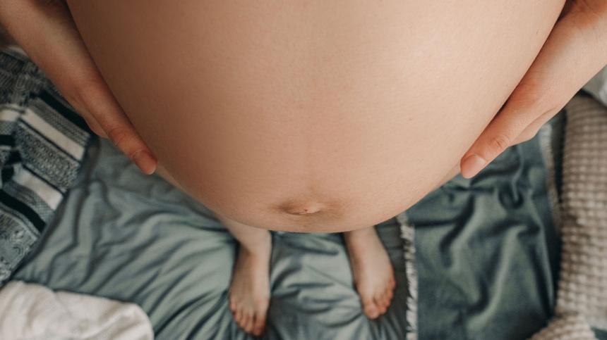 Schwangere mit dickem Bauch wartet auf Geburt