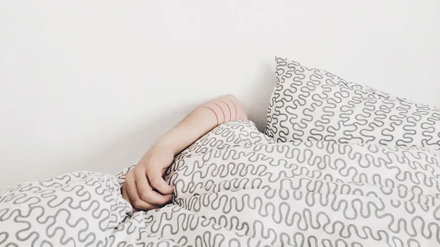 Frau mit Wochenbettdepression im Bett