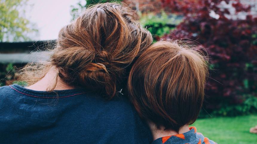 Mutter und Kind mit roten Haaren