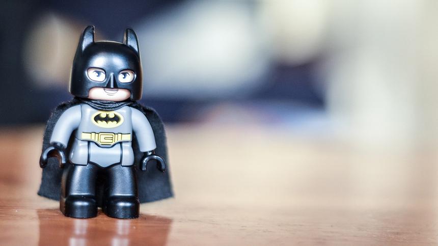 Lego Batman auf einem Holztisch