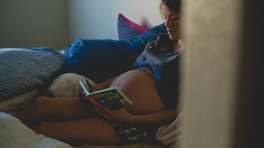 Schwangere liest ein Buch