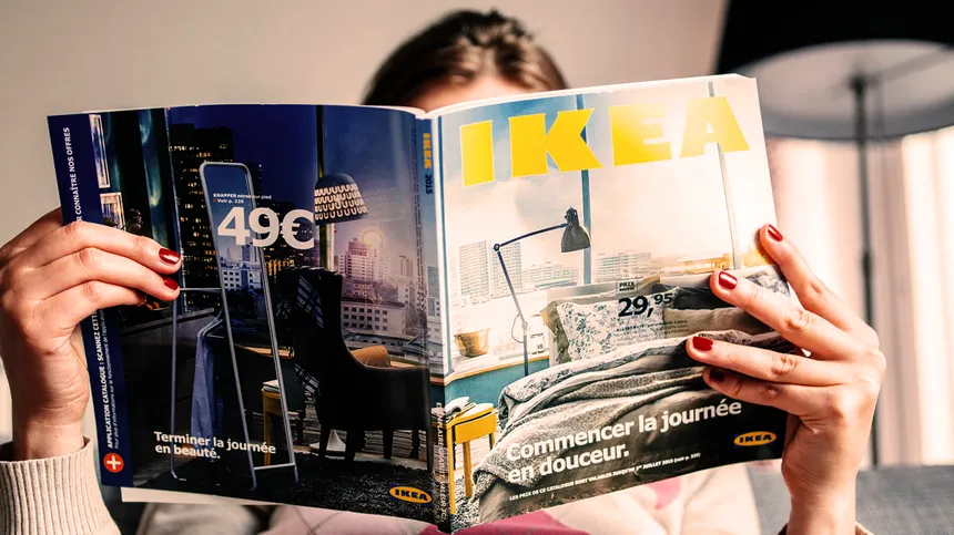 Frau liest einen Ikea Katalog