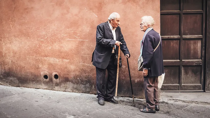 Ein älteres Ehepaar geht gemeinsam spazieren