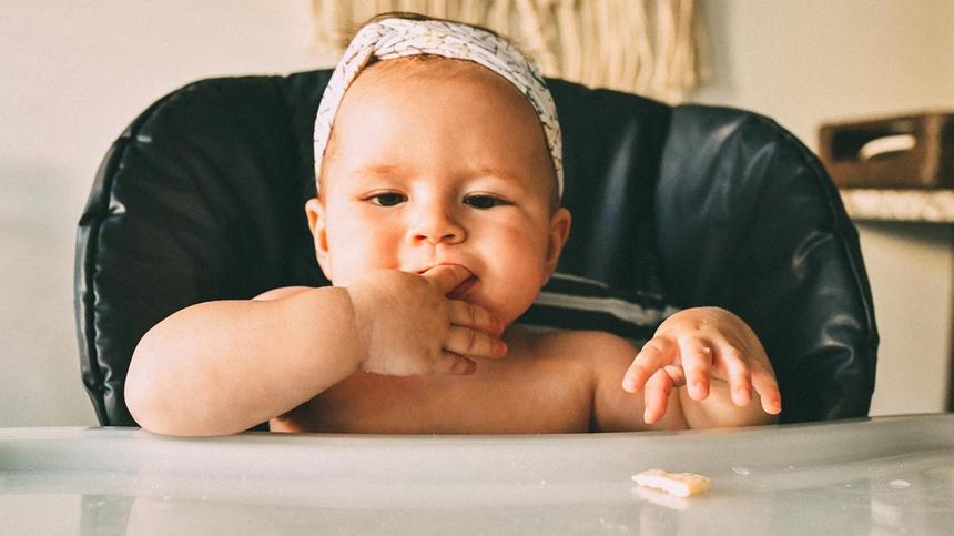 Baby isst mit der BLW Methode