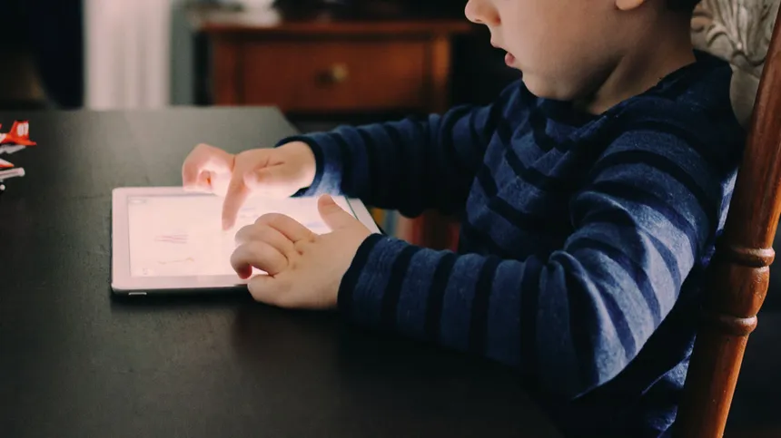 Kind spielt mit einem Tablet