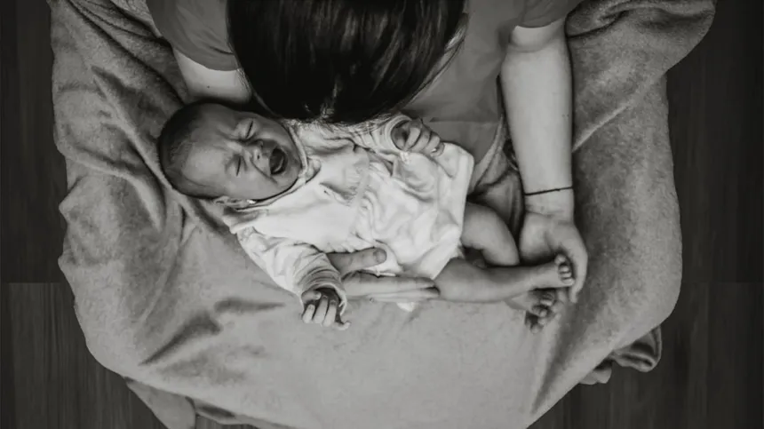 Dein Baby schreit abends ohne Grund? Ursachen und Tipps