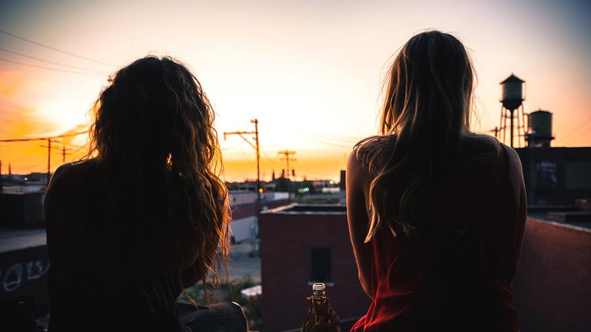 Symbolbild: Zwei Frauen im Sonnenuntergang
