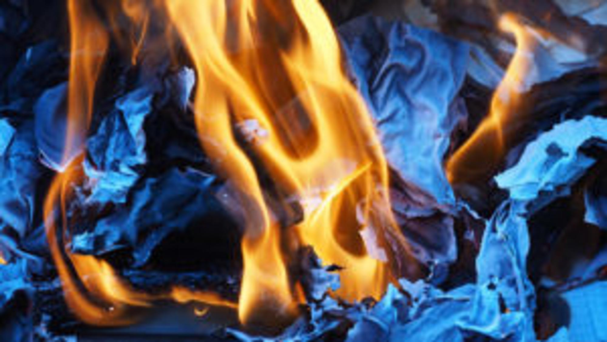 : Brennendes Papier mag schön aussehen – sollte aber als Brennmaterial vermieden werden.