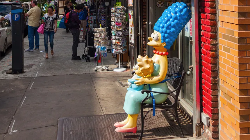 Marge Simpson sitzt auf Parkbank