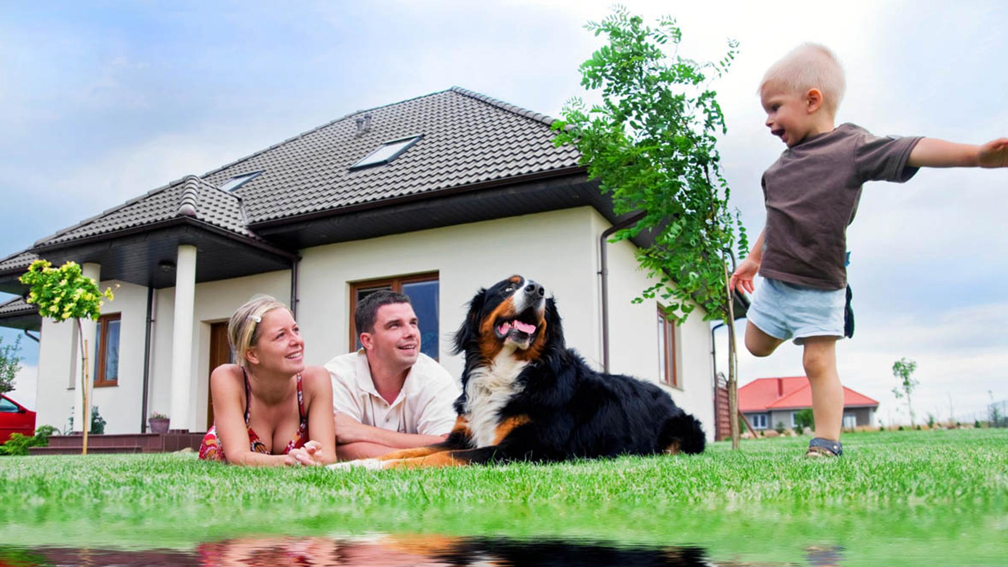 Дом и семья также в. Семья, дом. Семья в загородном доме. Загородный дом семья собака. Семья на фоне дома.