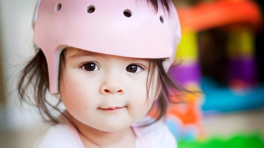 Baby mit pinkem Helm