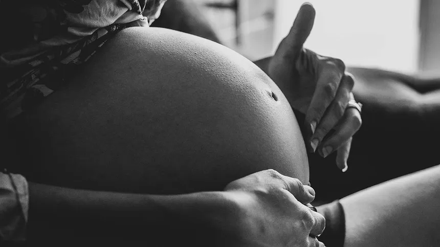 Risikoschwangerschaft: Frau mit Babybauch