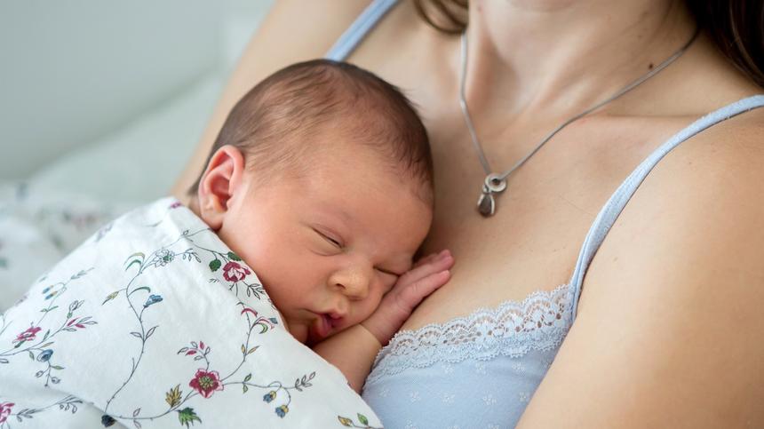Neugeborenes auf der Brust seiner Mutter
