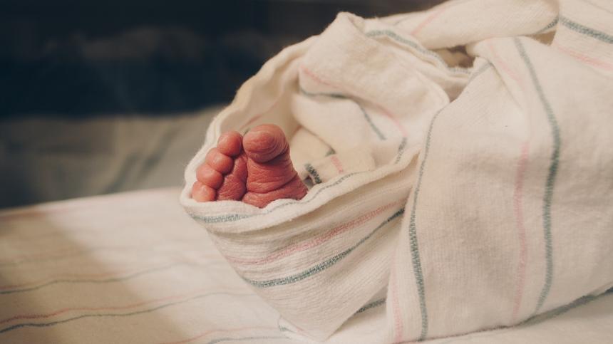 Neugeborenes auf der Entbindungsstation