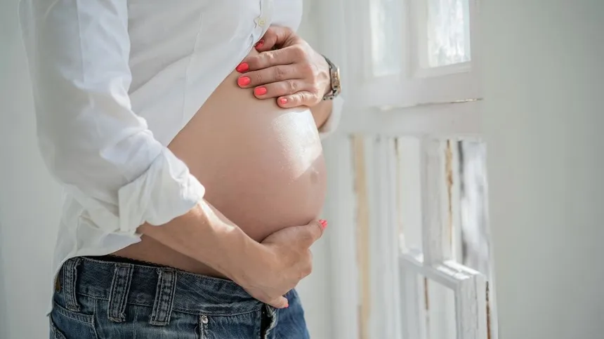 Frau hält schwangeren Bauch
