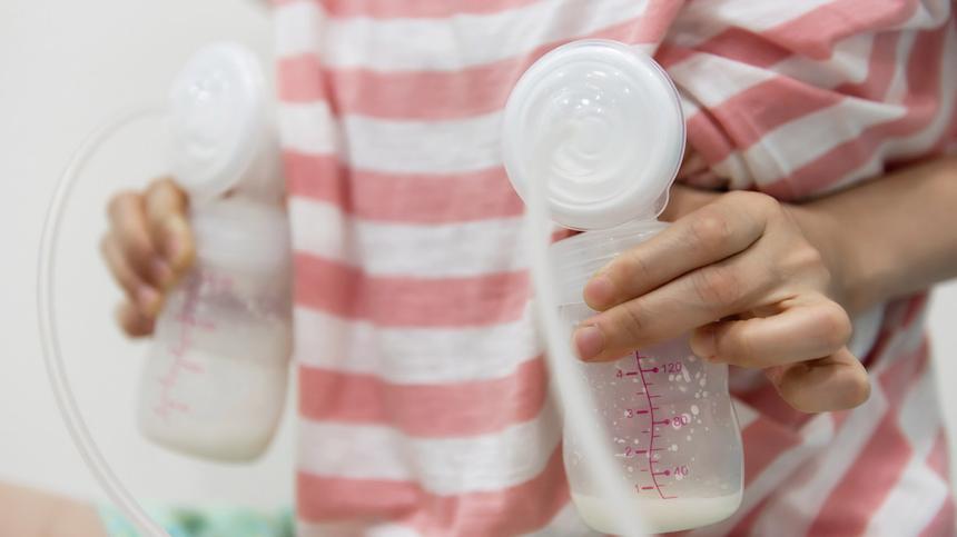 Milch abpumpen kann einer Frau mehr Flexibilität geben