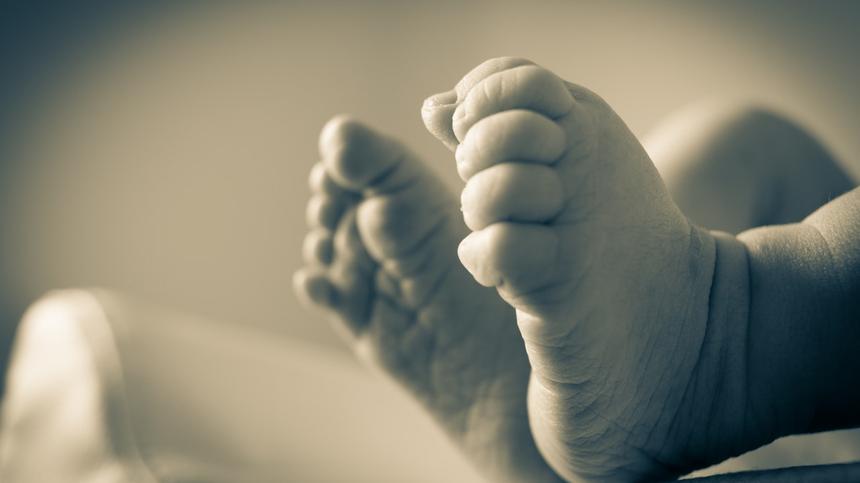 Füße von Baby in schwarz weiß