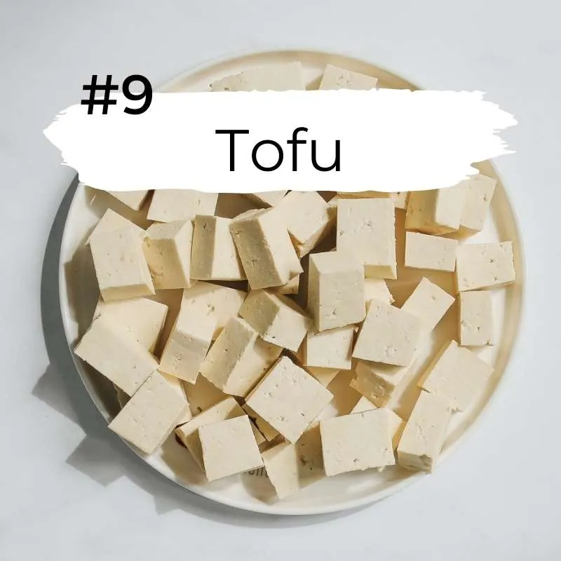 Tofu in Stücken auf einem Teller