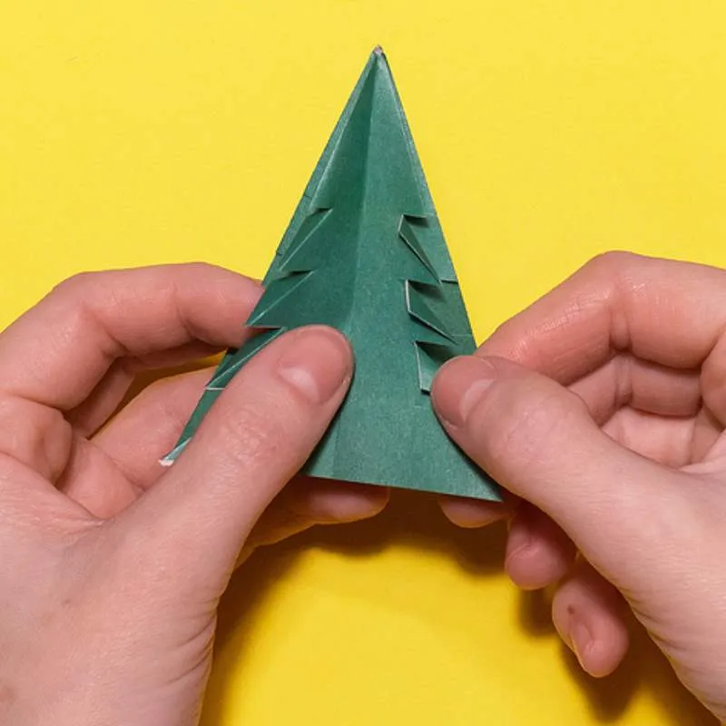 Anleitung: 3D-Weihnachtsbaum aus Papier basteln