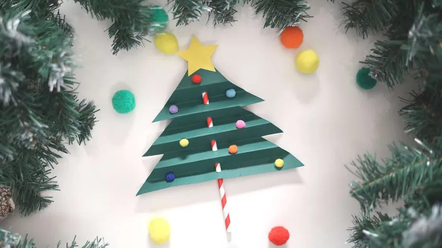 Weihnachts-Tannenbaum basteln aus Papier, Wolle &amp; Co.