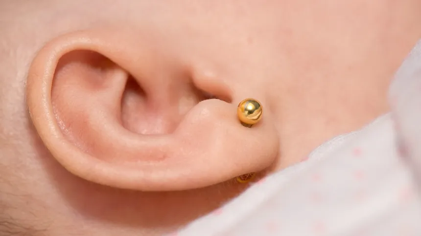 Umfrage: Sollten Babys Ohrringe tragen?