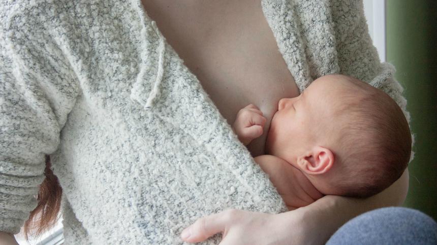 Kolostrum - Darum ist die Vormilch so wichtig für dein Baby - Hallo Eltern