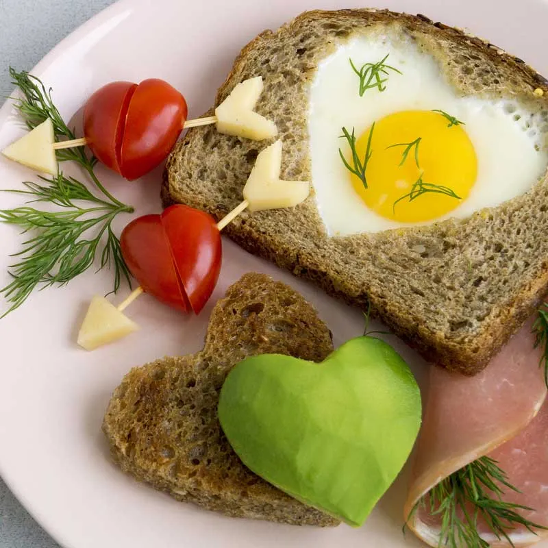 Herzförmiges Ei mit Toast