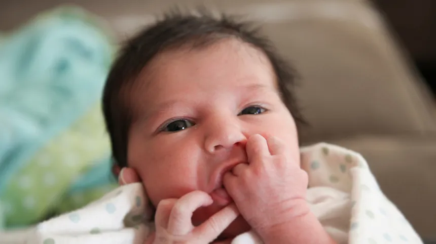 Neugeborenes Baby: Das erwartet dich im ersten Lebensmonat