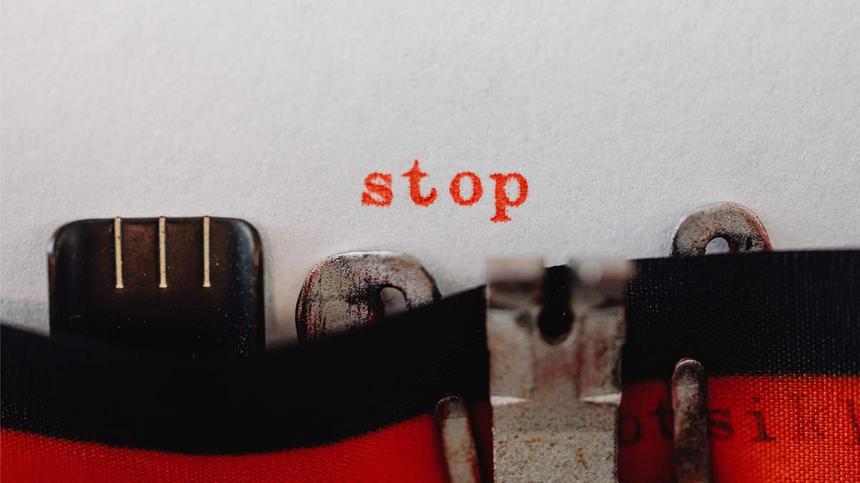 Schreibmaschine schreibt Stop