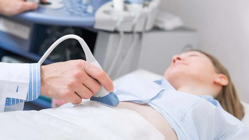 Eileiterschwangerschaft - Frau bei einem Ultraschall