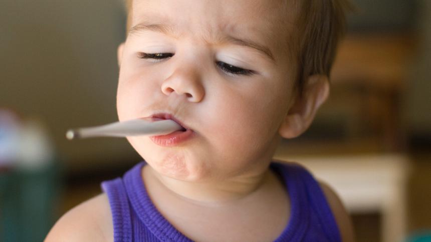 Fieber Baby hat ein Fieberthermometer im Mund.