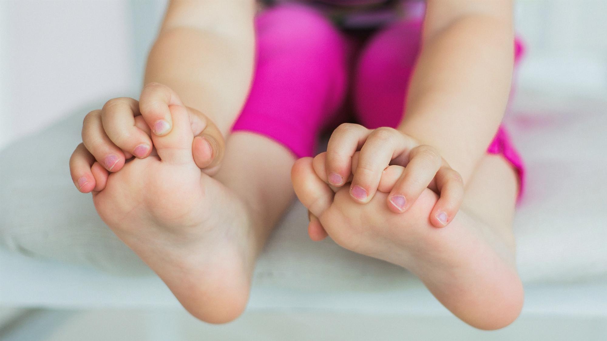 Dein Kind hat rote Punkte an Händen und Füßen? 