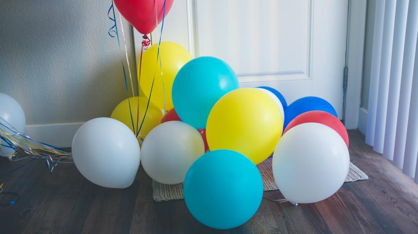 Luftballons liegen am Boden
