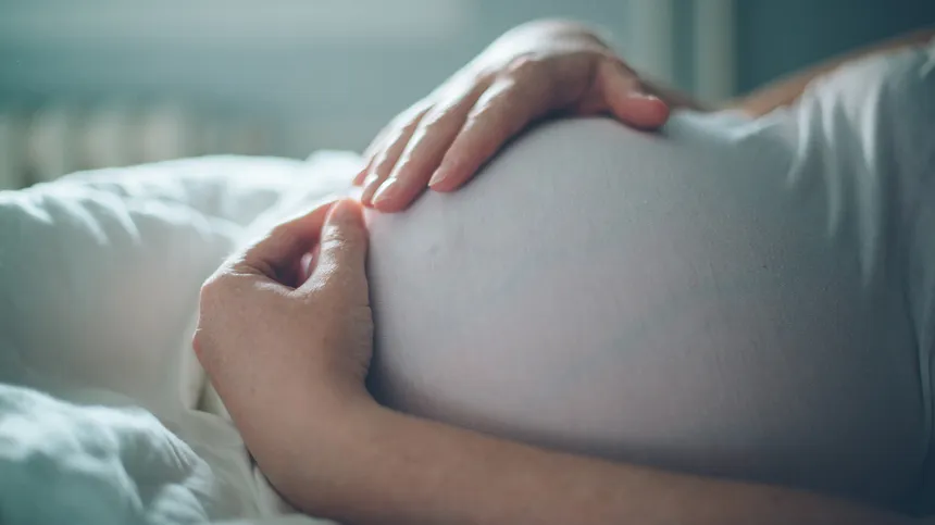 Schwangere streichelt ihren Bauch Hämorrhoiden & Schwangerschaft