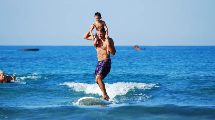 Ein Vater surft mit seinem Sohn