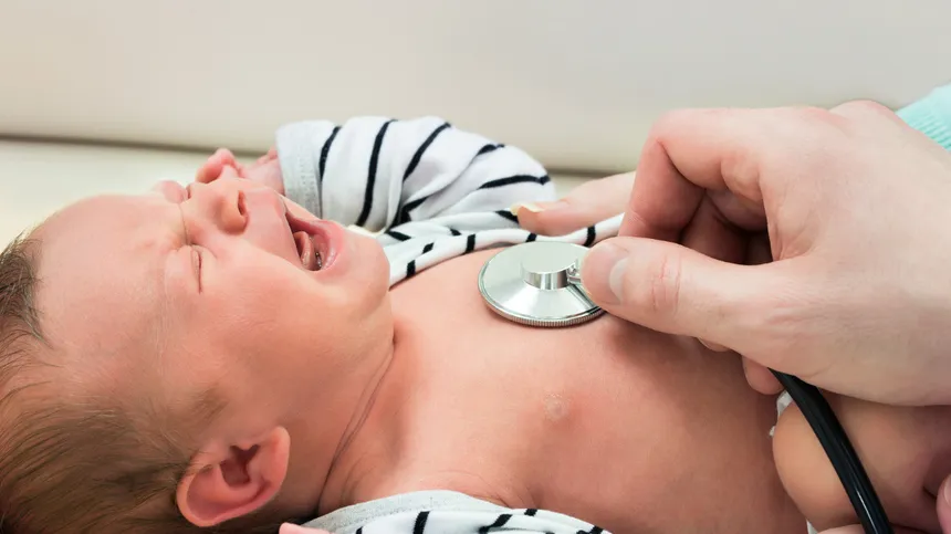Ein schreiende Baby wird auf 3-Tage-Fieber untersucht