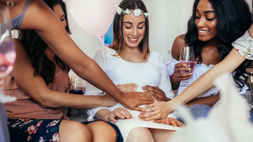 Viele Frauen feiern eine Schwangere auf einer Babyparty
